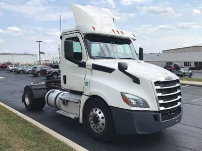 Freightliner Cascadia 126 Day Cab Truck - Detroit 410HP