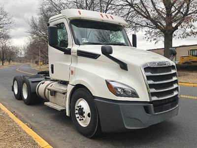 Freightliner Cascadia 126 Day Cab Truck - Detroit 435HP