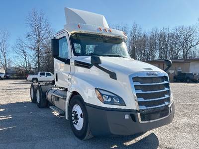 Freightliner Cascadia 126 Day Cab Truck - Detroit 435HP