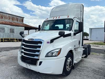 Freightliner Cascadia 126 Day Cab Truck - Detroit 455HP
