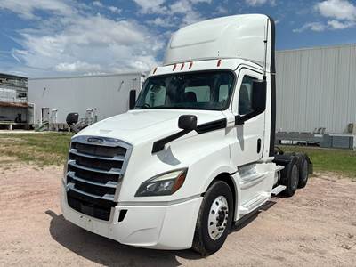 Freightliner Cascadia 126 Day Cab Truck - Detroit 455HP