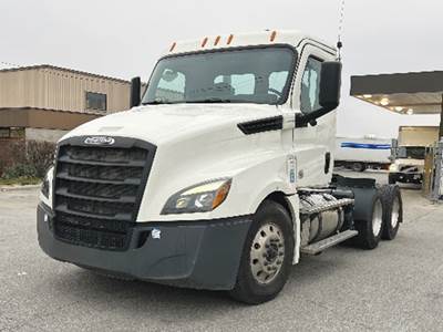 Freightliner Cascadia 126 Day Cab Truck - Detroit 450HP