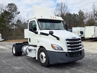 Freightliner Cascadia 126 Day Cab Truck - Detroit 410HP