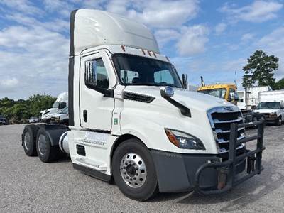 Freightliner Cascadia 126 Day Cab Truck - Detroit 410HP