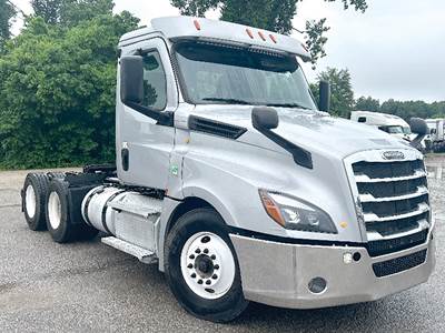 Freightliner Cascadia 126 Day Cab Truck - Detroit 455HP
