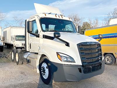 Freightliner Cascadia 126 Day Cab Truck - Detroit 435HP