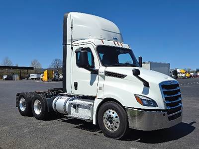 Freightliner Cascadia 126 Day Cab Truck - Detroit 455HP