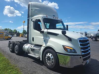 Freightliner Cascadia 126 Day Cab Truck - Detroit 455HP
