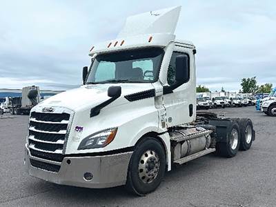 Freightliner Cascadia 126 Day Cab Truck - Detroit 455HP