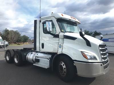 Freightliner Cascadia 126 Day Cab Truck - Detroit 470HP
