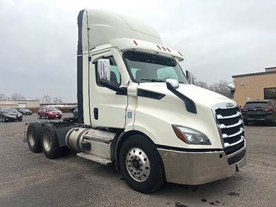 Freightliner Cascadia 126 Day Cab Truck - Detroit 470HP