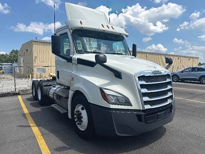 Freightliner Cascadia 126 Day Cab Truck - Detroit 435HP