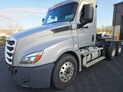 Freightliner Cascadia 126 Day Cab Truck - Detroit 455HP