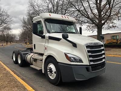 Freightliner Cascadia 126 Day Cab Truck - Detroit 435HP
