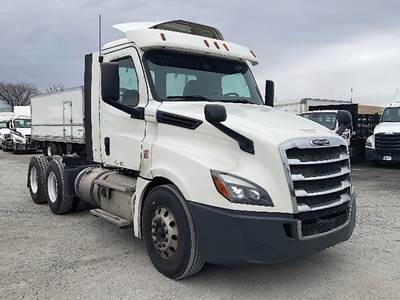 Freightliner Cascadia 126 Day Cab Truck - Detroit 435HP