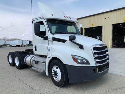 Freightliner Cascadia 126 Day Cab Truck - Detroit 435HP