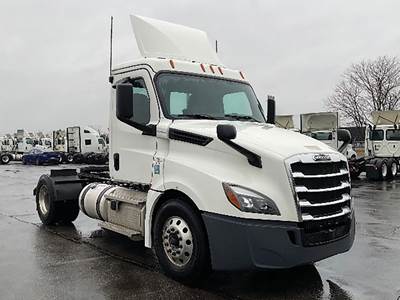 Freightliner Cascadia 126 Day Cab Truck - Detroit 410HP