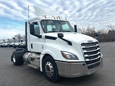 Freightliner Cascadia 126 Day Cab Truck - Detroit 435HP