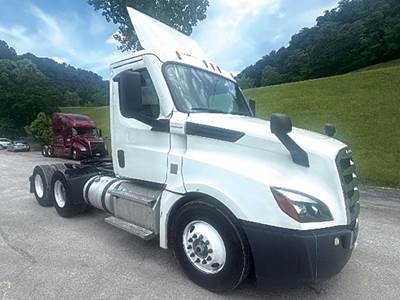 Freightliner Cascadia 126 Day Cab Truck - Detroit 435HP