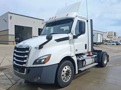 Freightliner Cascadia 126 Day Cab Truck - Detroit 450HP