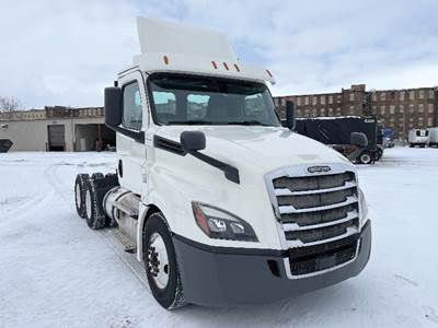Freightliner Cascadia 126 Day Cab Truck - Detroit 435HP
