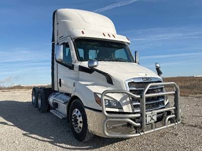Freightliner Cascadia 126 Day Cab Truck - Detroit 470HP