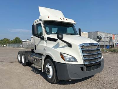 Freightliner Cascadia 126 Day Cab Truck - Detroit 435HP
