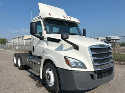 Freightliner Cascadia 126 Day Cab Truck - Detroit 435HP