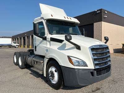 Freightliner Cascadia 126 Day Cab Truck - Detroit 435HP