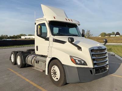 Freightliner Cascadia 126 Day Cab Truck - Detroit 435HP