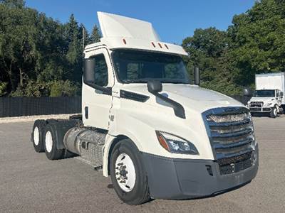 Freightliner Cascadia 126 Day Cab Truck - Detroit 435HP