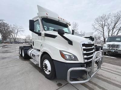 Freightliner Cascadia 126 Day Cab Truck - Detroit 435HP