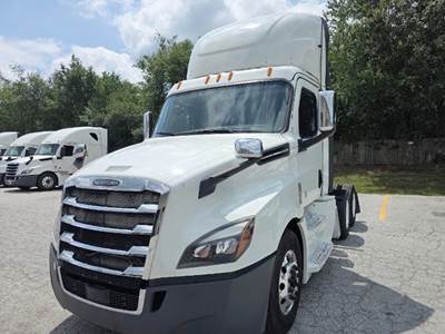Freightliner Cascadia 126 Day Cab Truck - Detroit 435HP