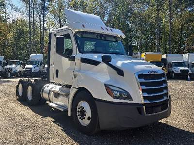 Freightliner Cascadia 126 Day Cab Truck - Detroit 435HP