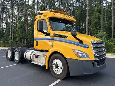 Freightliner Cascadia 126 Day Cab Truck - Detroit 435HP