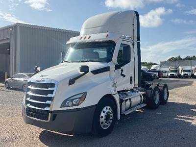 Freightliner Cascadia 126 Day Cab Truck - Cummins 450HP