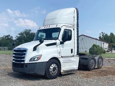 Freightliner Cascadia 126 Day Cab Truck - Detroit 450HP