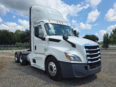 Freightliner Cascadia 126 Day Cab Truck - Detroit 450HP