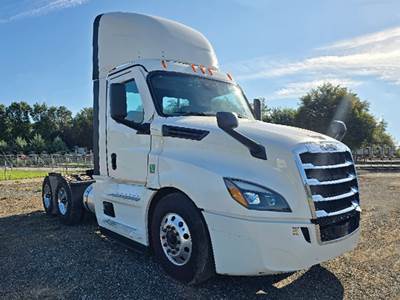 Freightliner Cascadia 126 Day Cab Truck - Detroit 450HP