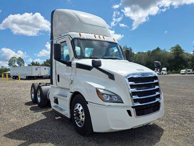 Freightliner Cascadia 126 Day Cab Truck - Detroit 450HP