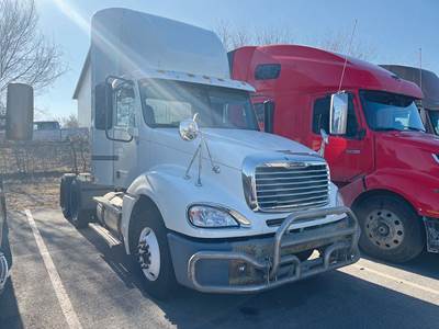 Freightliner Columbia 120 Day Cab Truck - Detroit 455HP