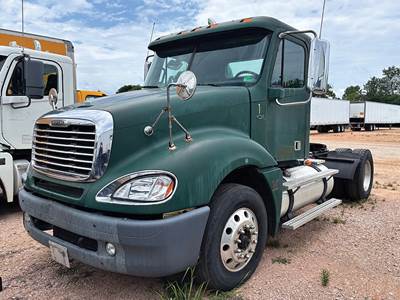 Freightliner Columbia 120 Day Cab Truck - Detroit 450HP