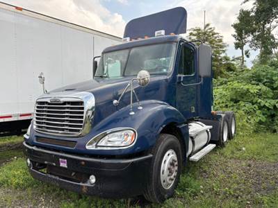 Freightliner Columbia 120 Day Cab Truck - Detroit 455HP