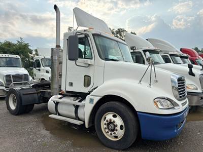 Freightliner Columbia 120 Day Cab Truck - Detroit 425HP