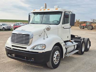 Freightliner Columbia 120 Day Cab Truck - Detroit 515HP