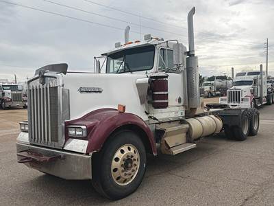 Kenworth W900L Day Cab Truck - Caterpillar 475HP