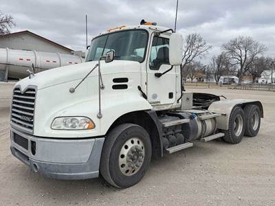 Mack Pinnacle CXU613 Day Cab Truck - MP8 40000HP