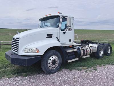 Mack Pinnacle CXU613 Day Cab Truck - MP8 415HP