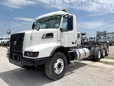 Volvo VHD 300 Day Cab Truck - D13 425HP