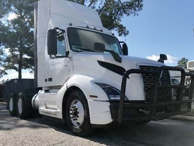 Volvo VNL300 Day Cab Truck - D13 405HP